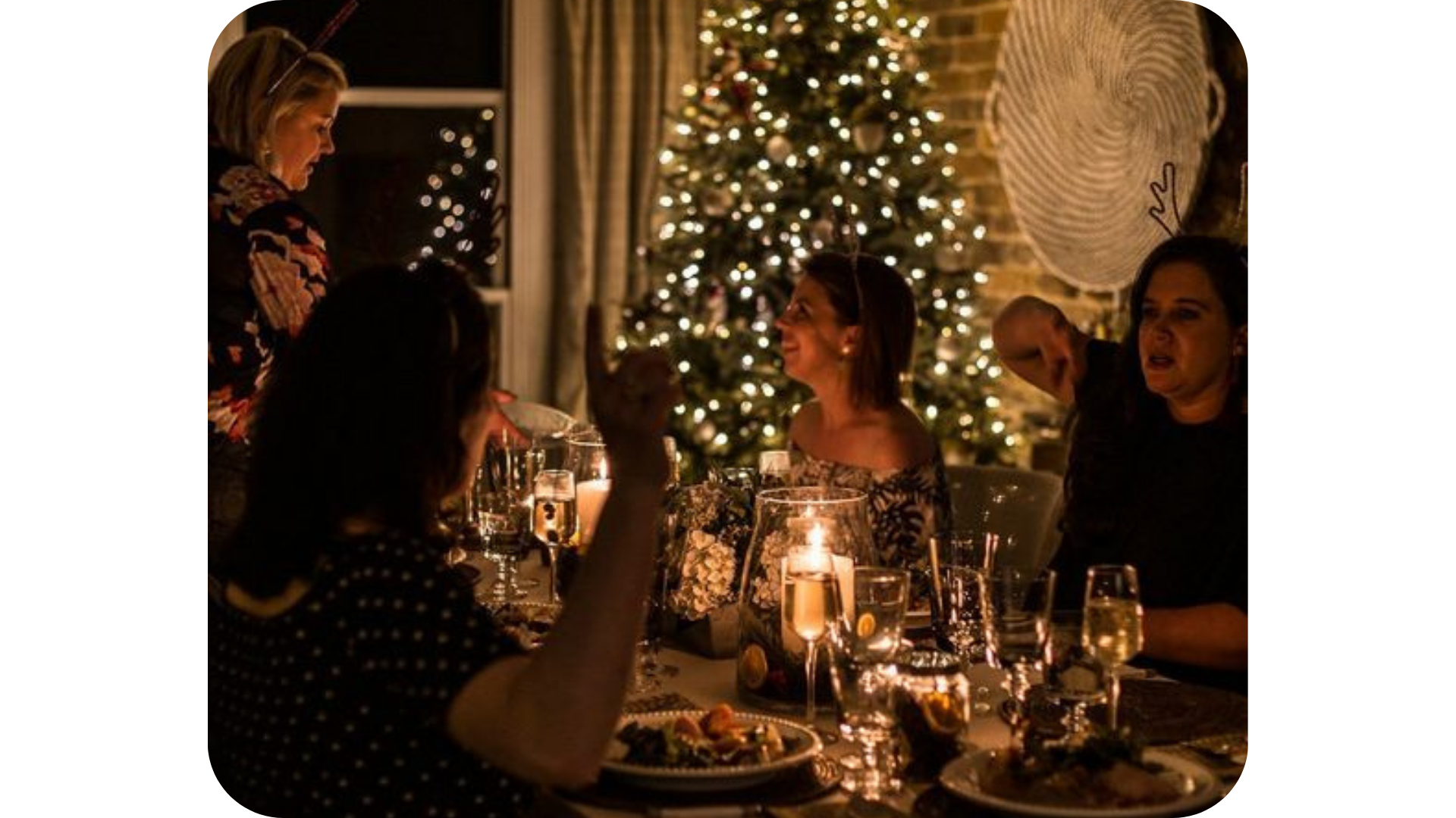 cena navideña con luces de vela y pino